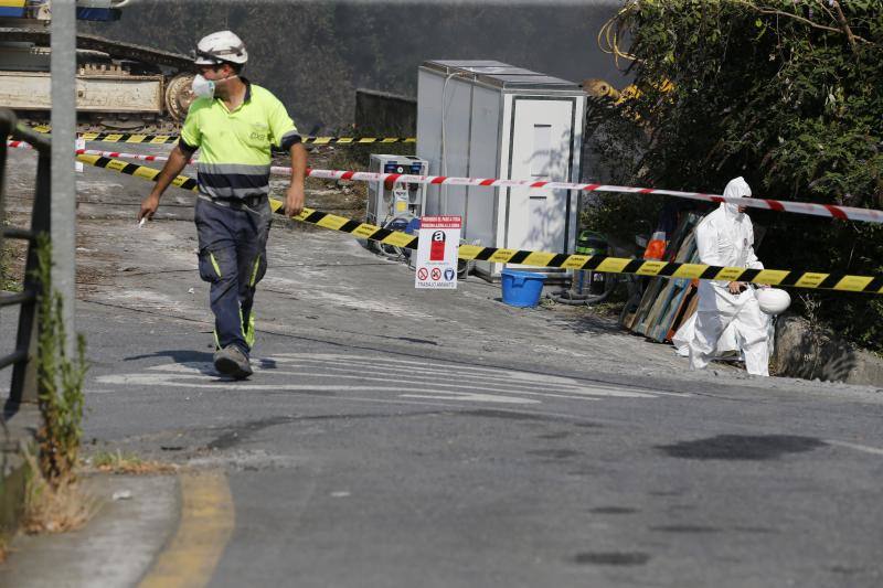 Fotos: La presencia de amianto complica la extinción del incendio y el desescombro en Lemoa