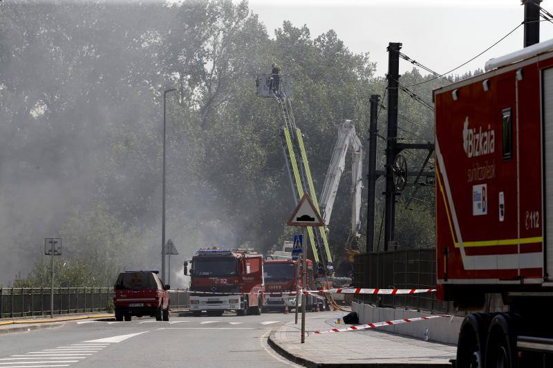 Fotos: La presencia de amianto complica la extinción del incendio y el desescombro en Lemoa