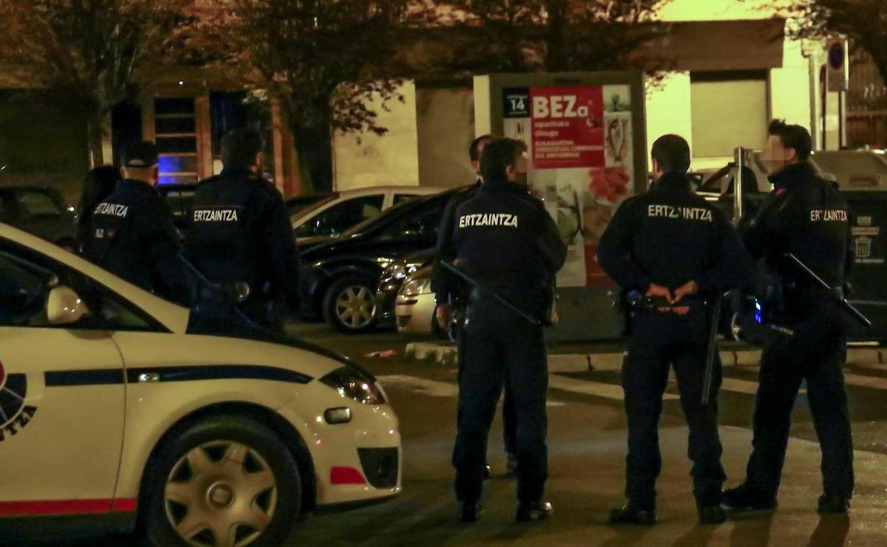 Ertzainas de patrulla estática en el centro de Vitoria.