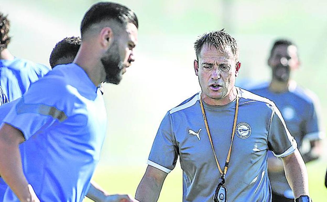 Félix Vicente dirige un ejercicio cronómetro en ristre.