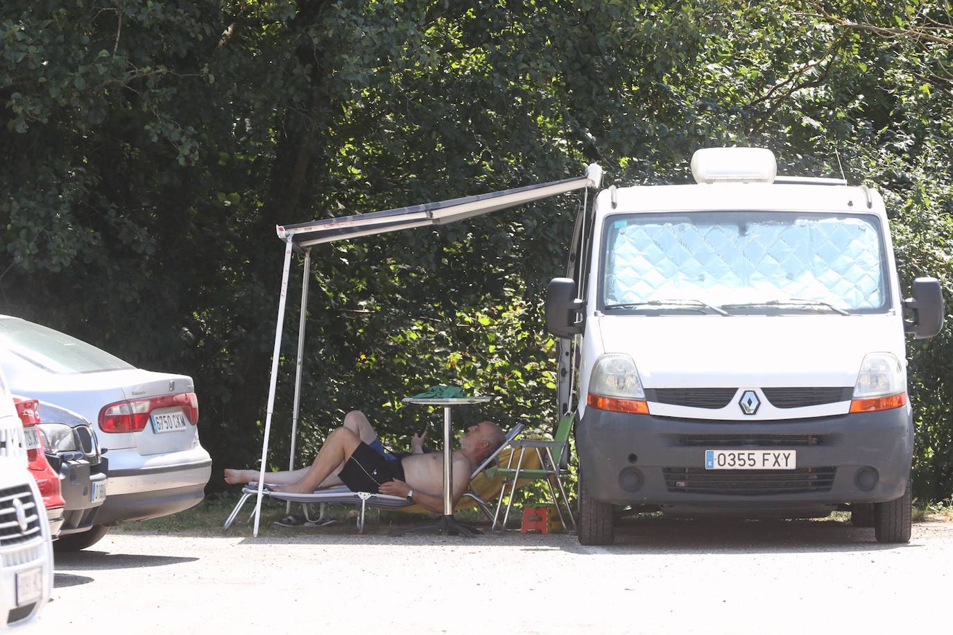 Fotos: Los alaveses abarrotan el pantano para sobrellevar un domingo de altas temperaturas