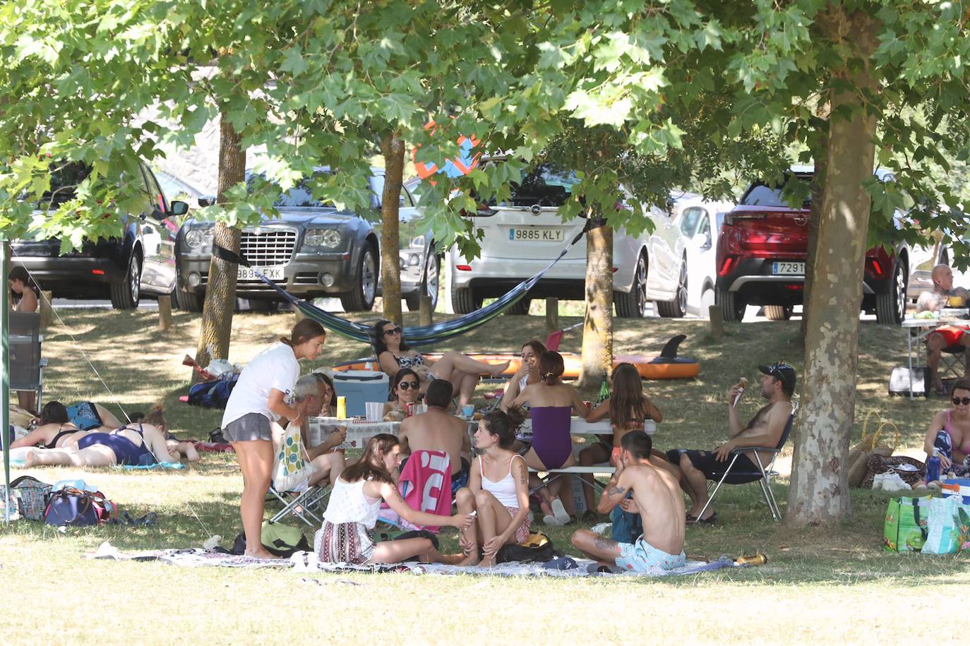 Fotos: Los alaveses abarrotan el pantano para sobrellevar un domingo de altas temperaturas