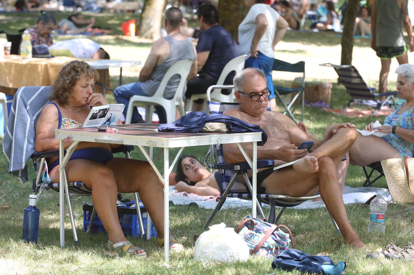 Fotos: Los alaveses abarrotan el pantano para sobrellevar un domingo de altas temperaturas