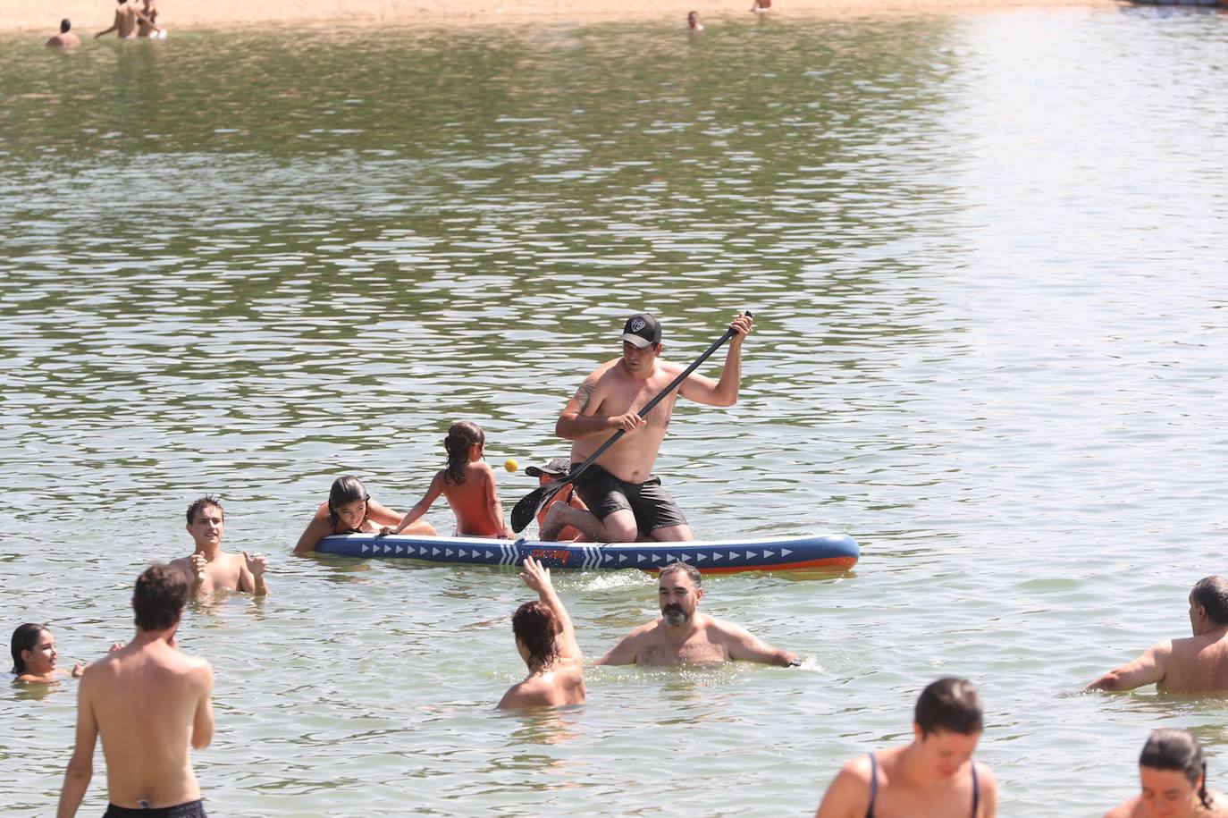 Fotos: Los alaveses abarrotan el pantano para sobrellevar un domingo de altas temperaturas