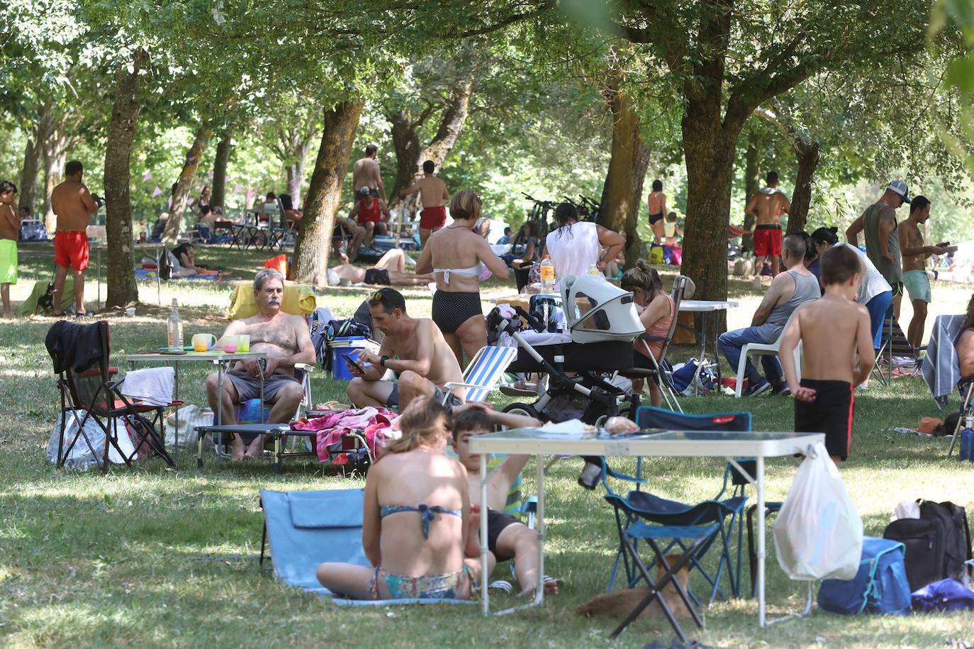 Fotos: Los alaveses abarrotan el pantano para sobrellevar un domingo de altas temperaturas