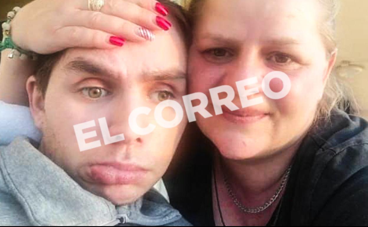 La madre de Álex, junto a su hijo en el hospital de Gorliz, donde sigue ingresado. 
