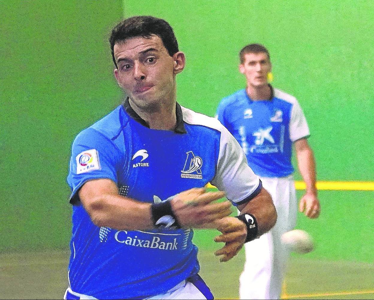 Jokin Altuna golpea la pelota en el partido disputado ayer en Rentería. 