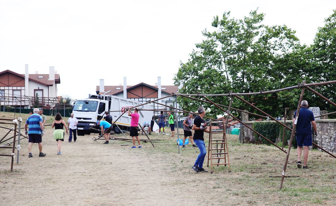Fotos: Limpieza en Aixerrota tras la multitudinaria fiesta de Paellas