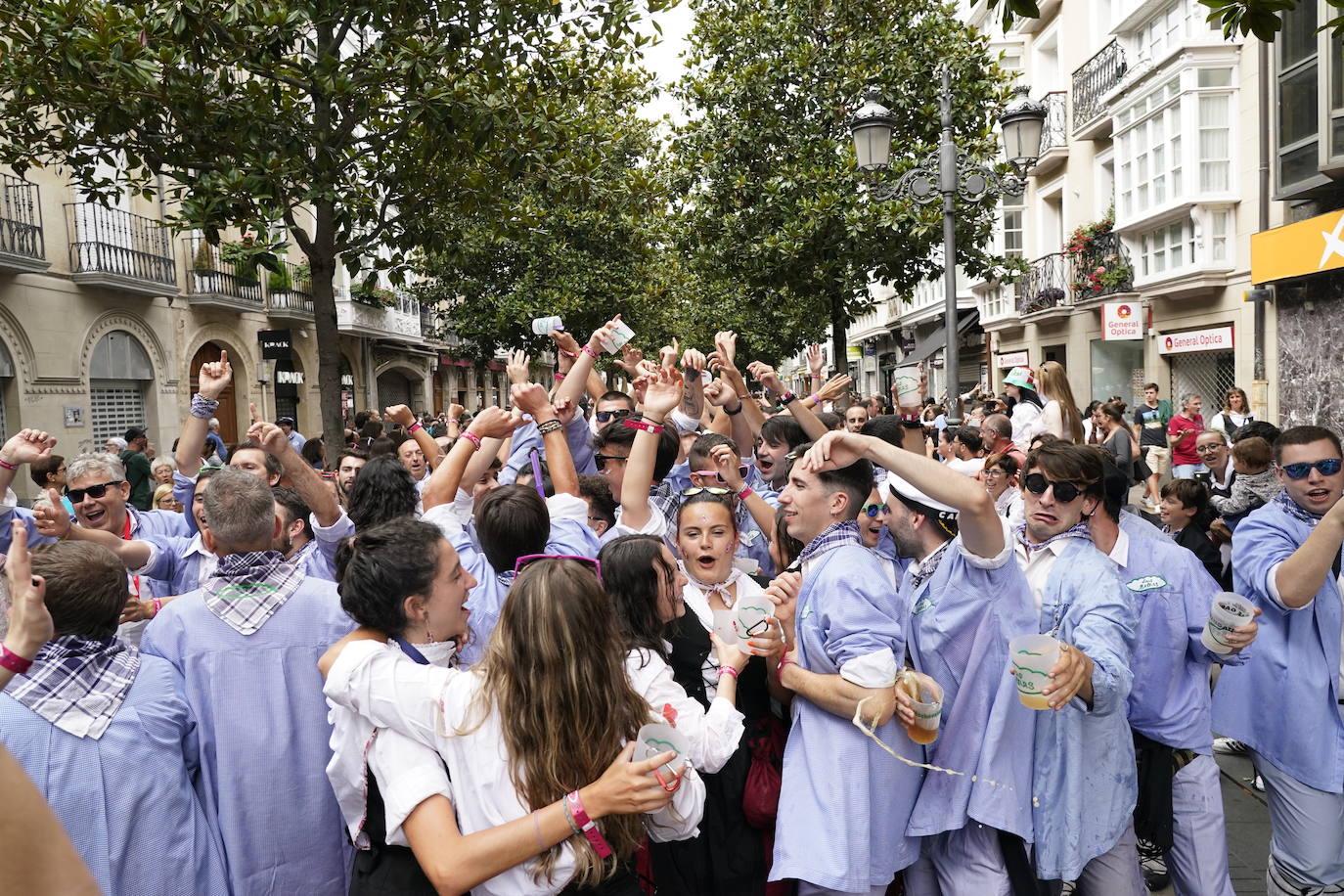 Fotos: Búscate en las fotos del Día del Blusa y la Neska de Vitoria