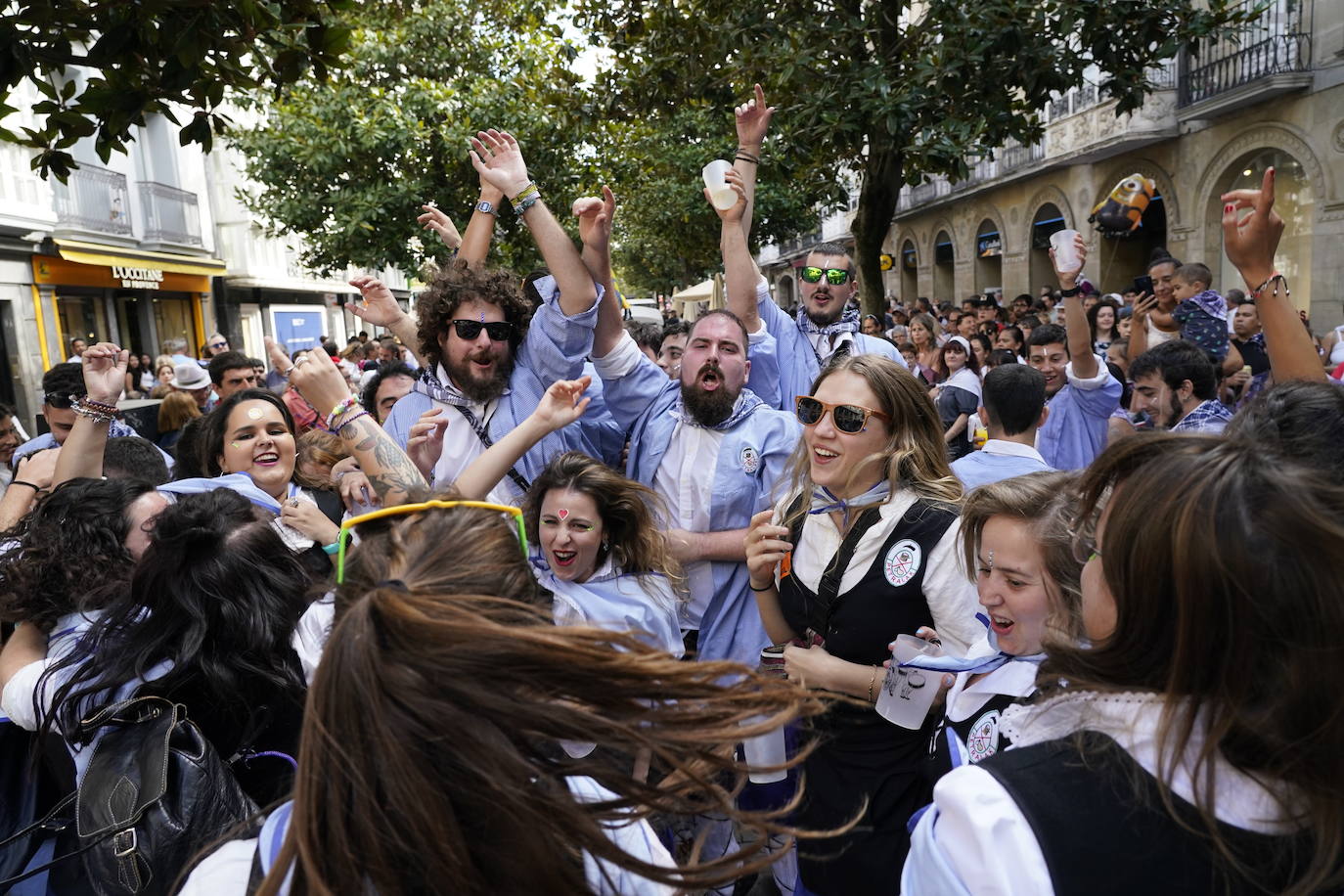 Fotos: Búscate en las fotos del Día del Blusa y la Neska de Vitoria