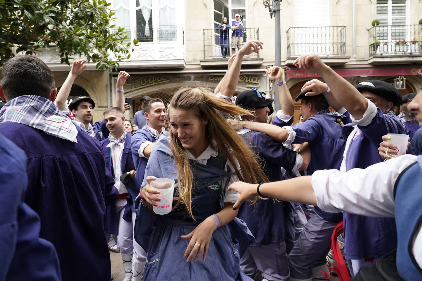 Fotos: Búscate en las fotos del Día del Blusa y la Neska de Vitoria