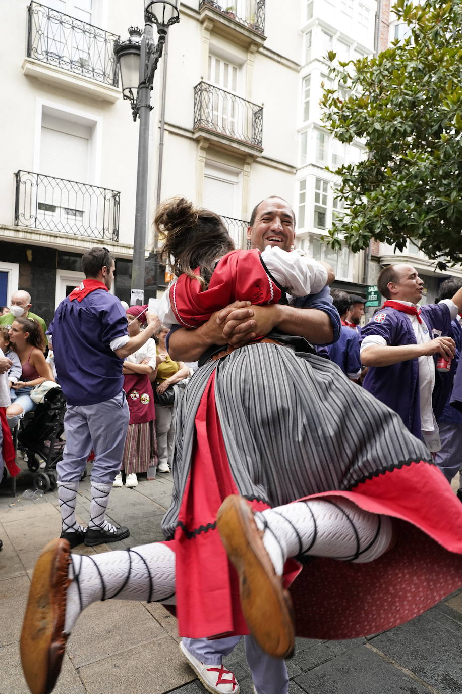 Fotos: Búscate en las fotos del Día del Blusa y la Neska de Vitoria