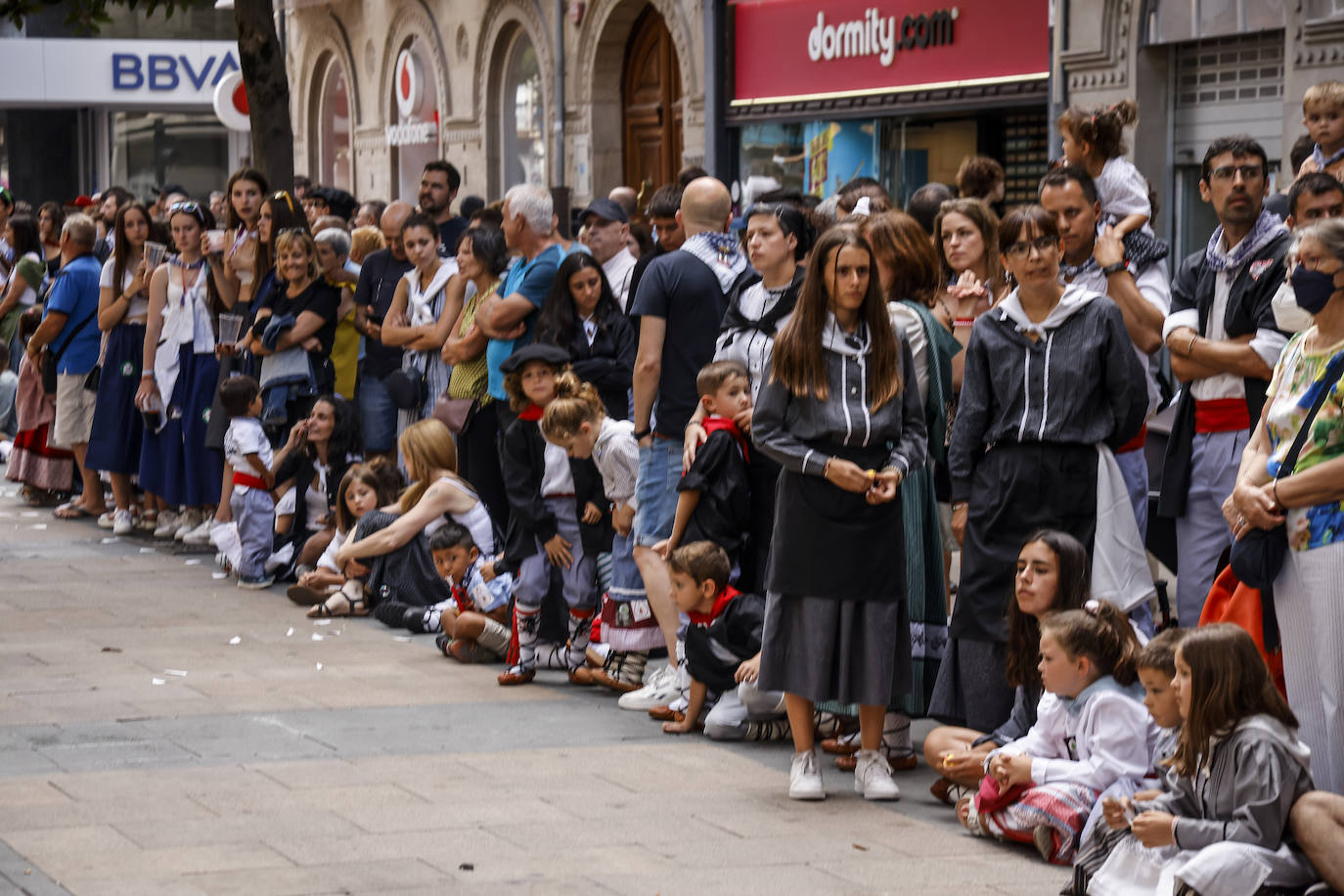 Fotos: Búscate en las fotos del Día del Blusa y la Neska de Vitoria