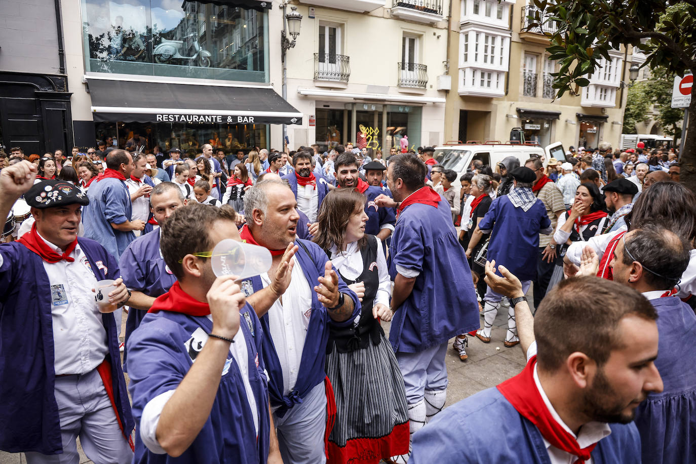 Fotos: Búscate en las fotos del Día del Blusa y la Neska de Vitoria