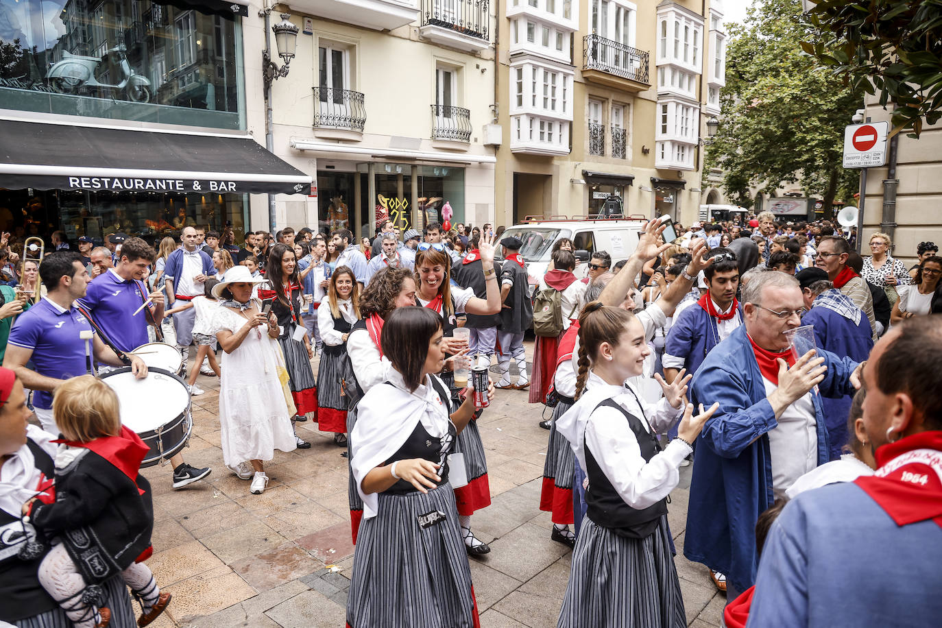 Fotos: Búscate en las fotos del Día del Blusa y la Neska de Vitoria