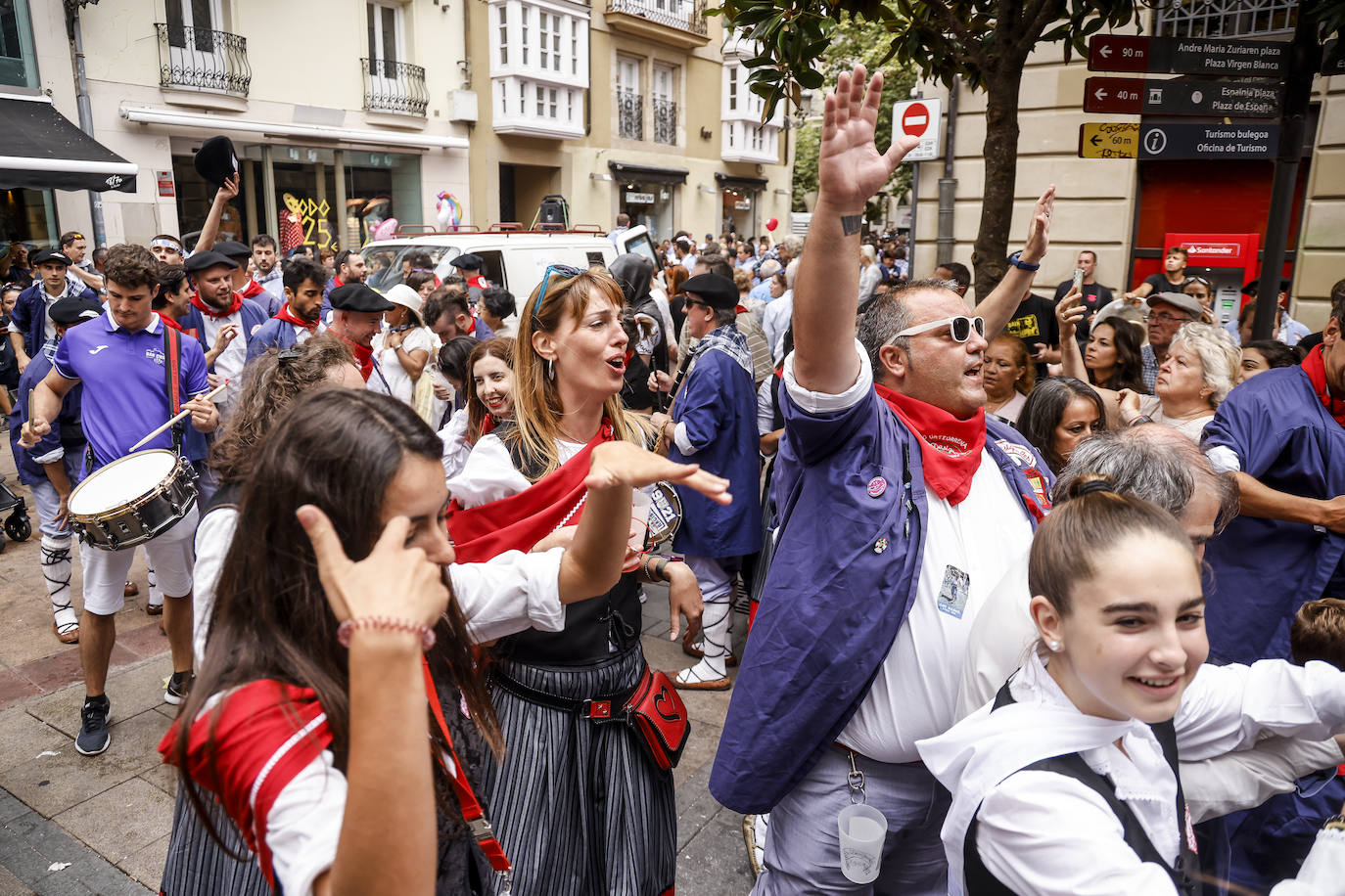 Fotos: Búscate en las fotos del Día del Blusa y la Neska de Vitoria