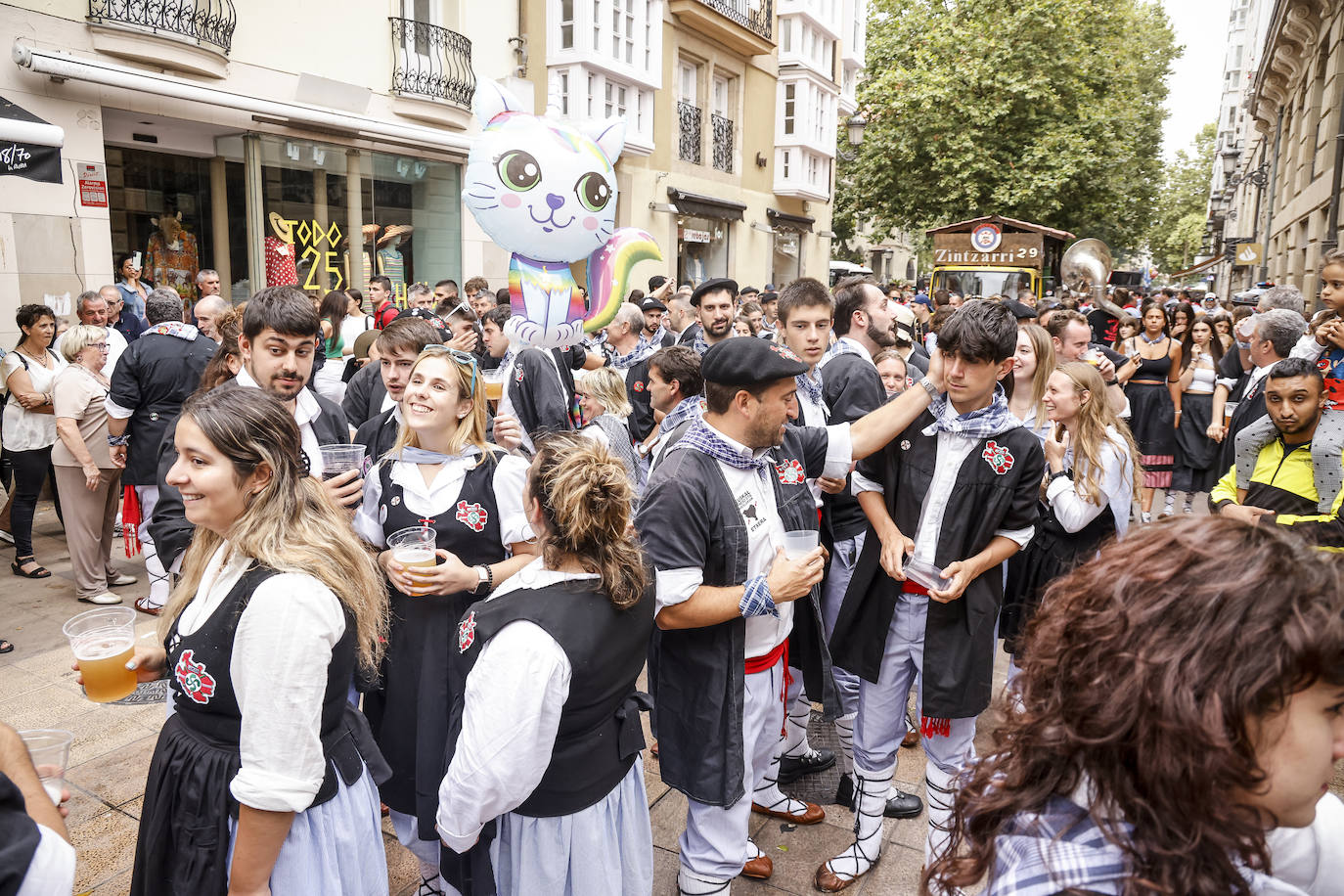 Fotos: Búscate en las fotos del Día del Blusa y la Neska de Vitoria