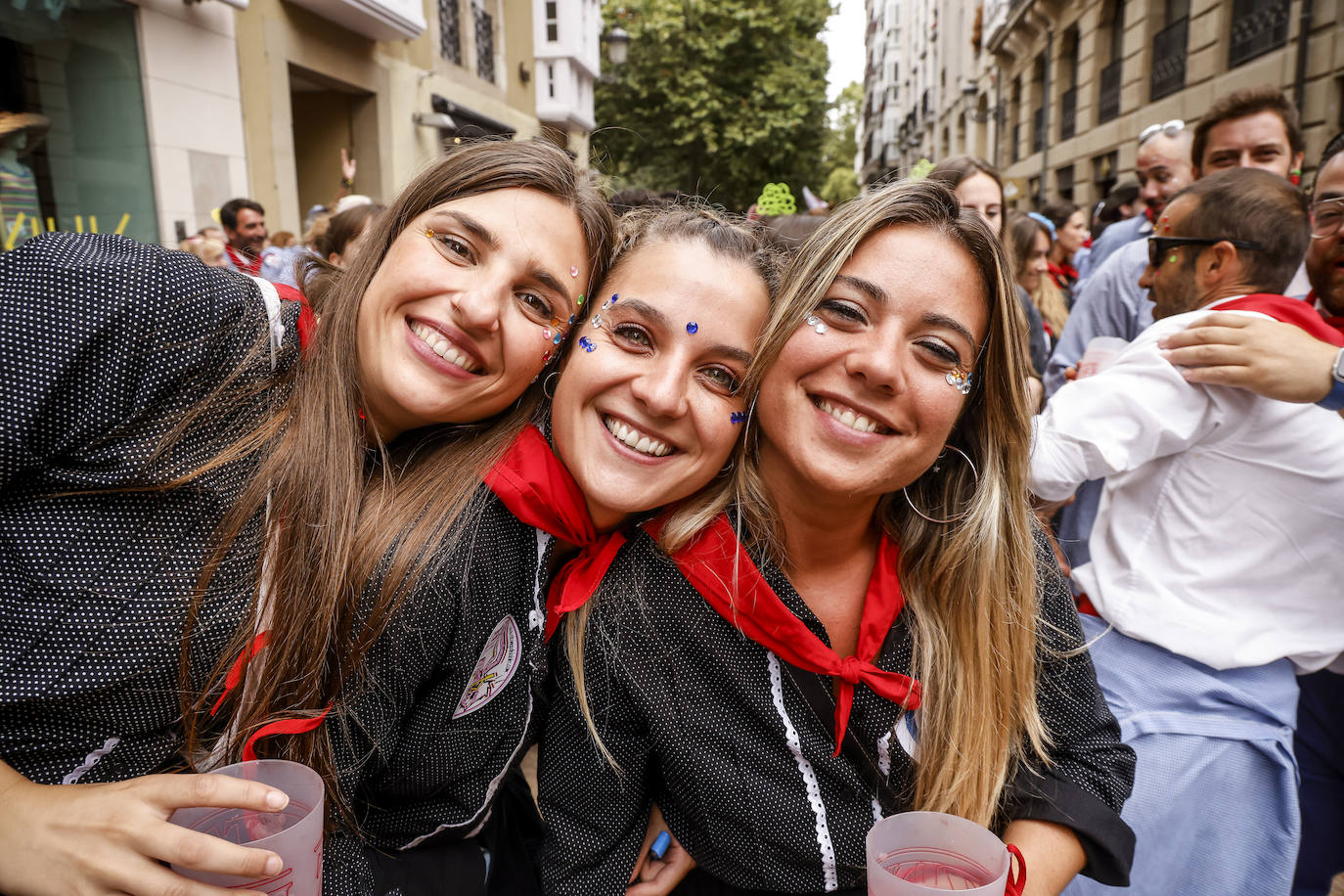 Fotos: Búscate en las fotos del Día del Blusa y la Neska de Vitoria