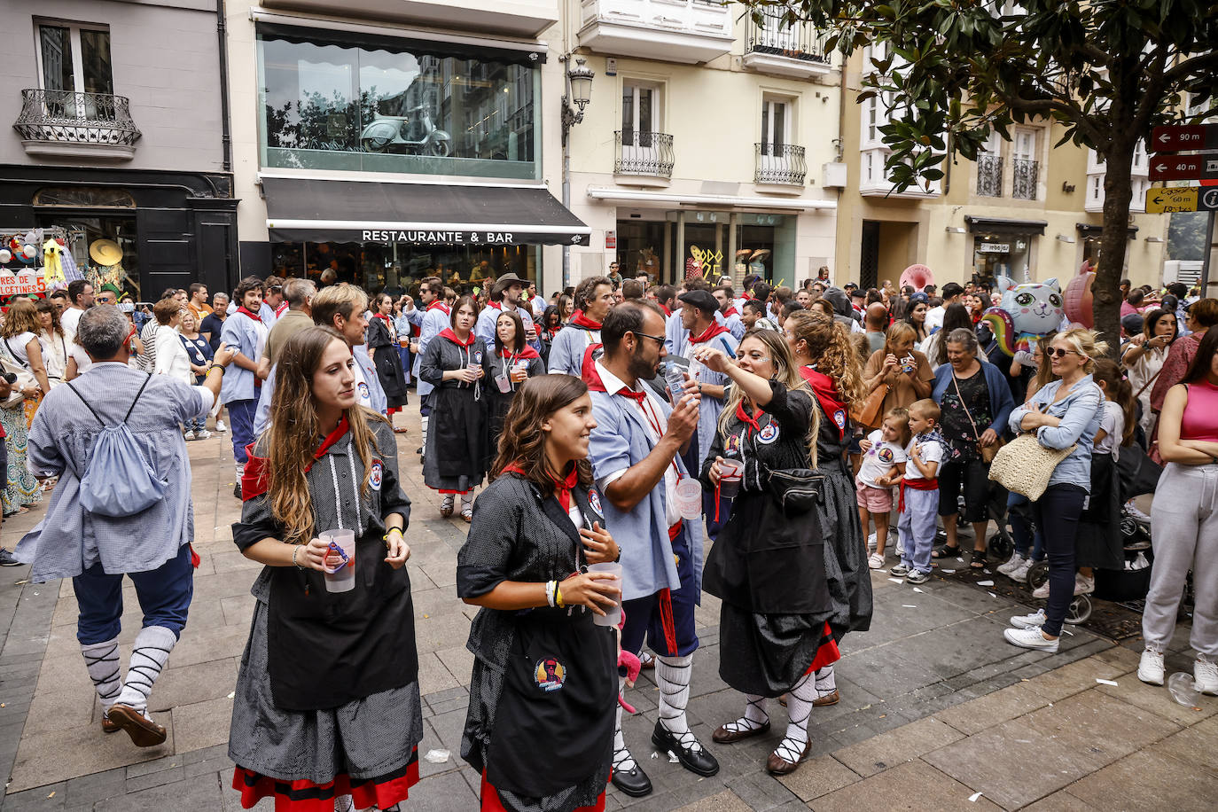 Fotos: Búscate en las fotos del Día del Blusa y la Neska de Vitoria