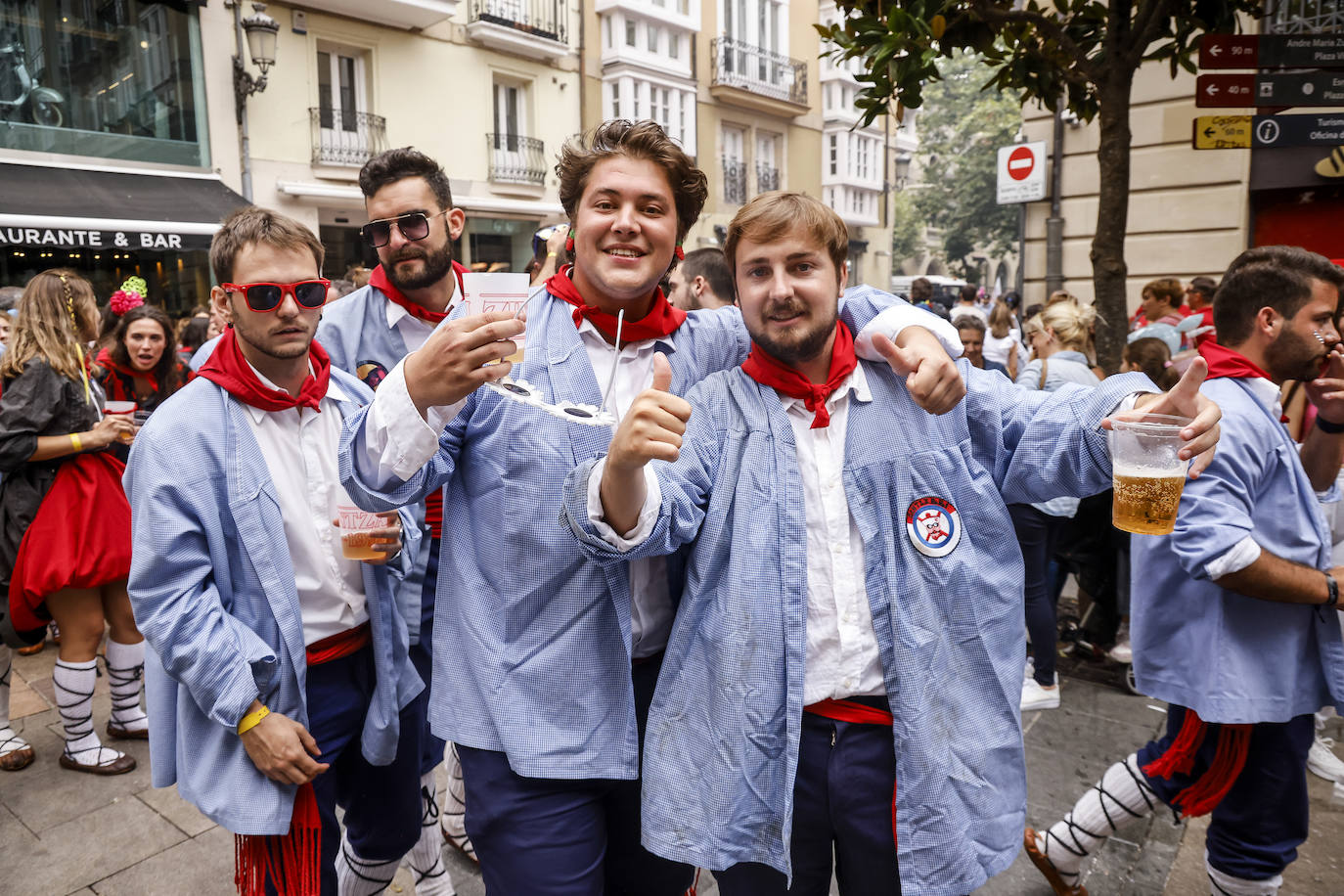 Fotos: Búscate en las fotos del Día del Blusa y la Neska de Vitoria