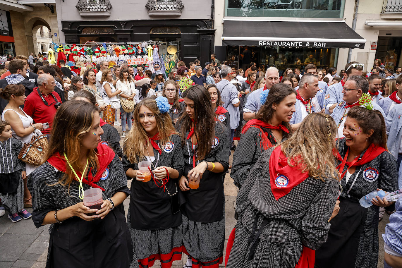 Fotos: Búscate en las fotos del Día del Blusa y la Neska de Vitoria