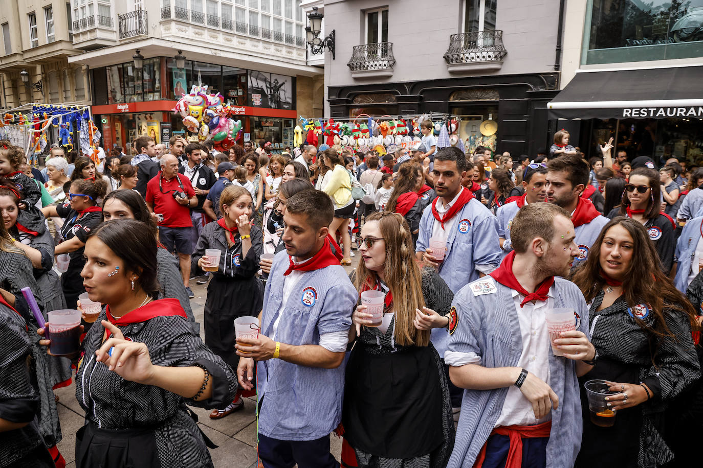 Fotos: Búscate en las fotos del Día del Blusa y la Neska de Vitoria