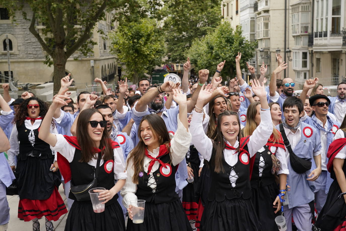 Fotos: Búscate en las fotos del Día del Blusa y la Neska de Vitoria