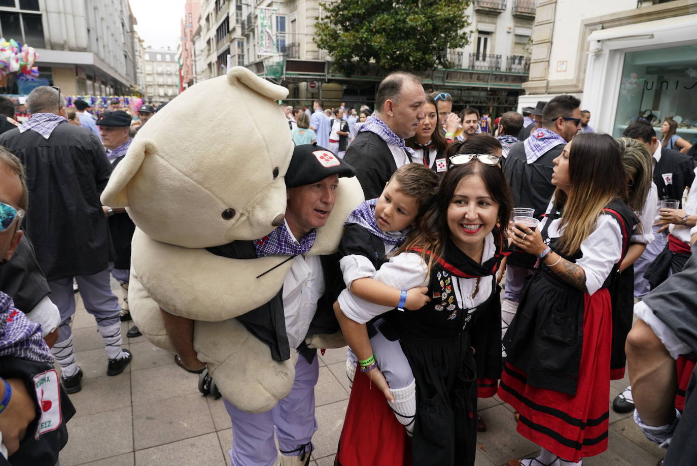 Fotos: Búscate en las fotos del Día del Blusa y la Neska de Vitoria