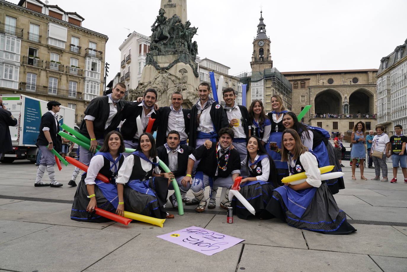 Fotos: Búscate en las fotos del Día del Blusa y la Neska de Vitoria