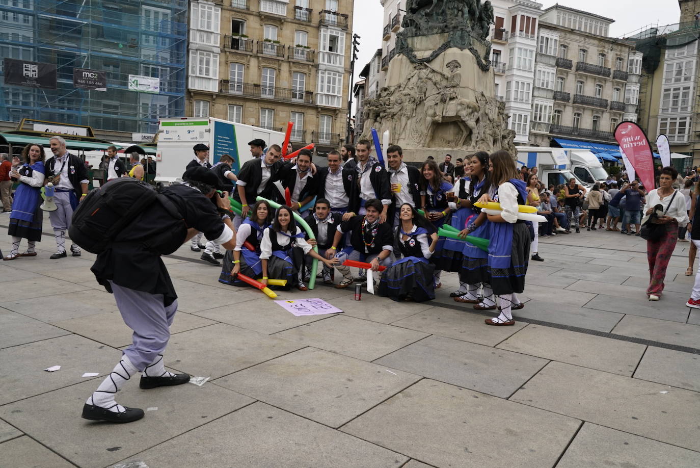 Fotos: Búscate en las fotos del Día del Blusa y la Neska de Vitoria