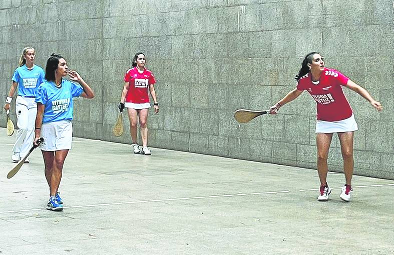 Salanueva golpea a la pelota ante la atenta mirada de sus adversoras. 