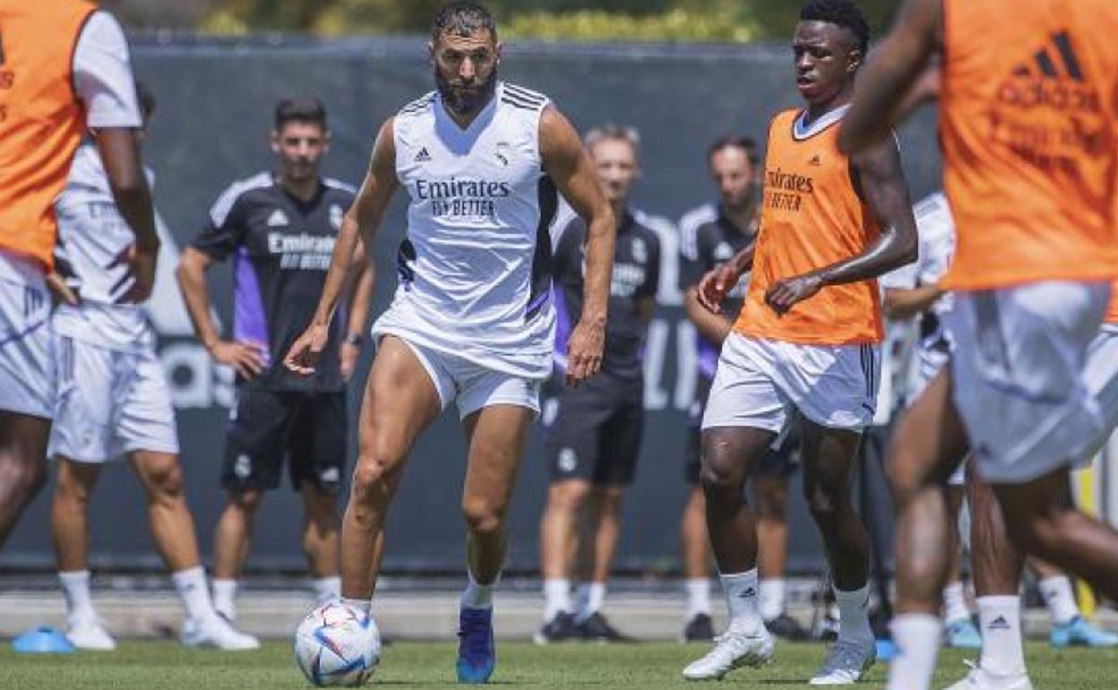 Benzema conduce el balón durante una sesión de entrenamiento durante la gira por Estados Unidos.