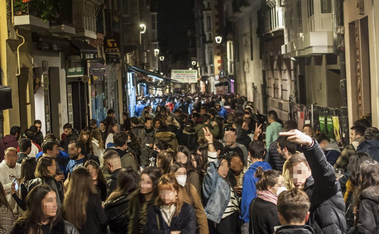 Jóvenes ajenos a la información en la calle Cuchillería, cerca de donde se produjo ayer la agresión. 