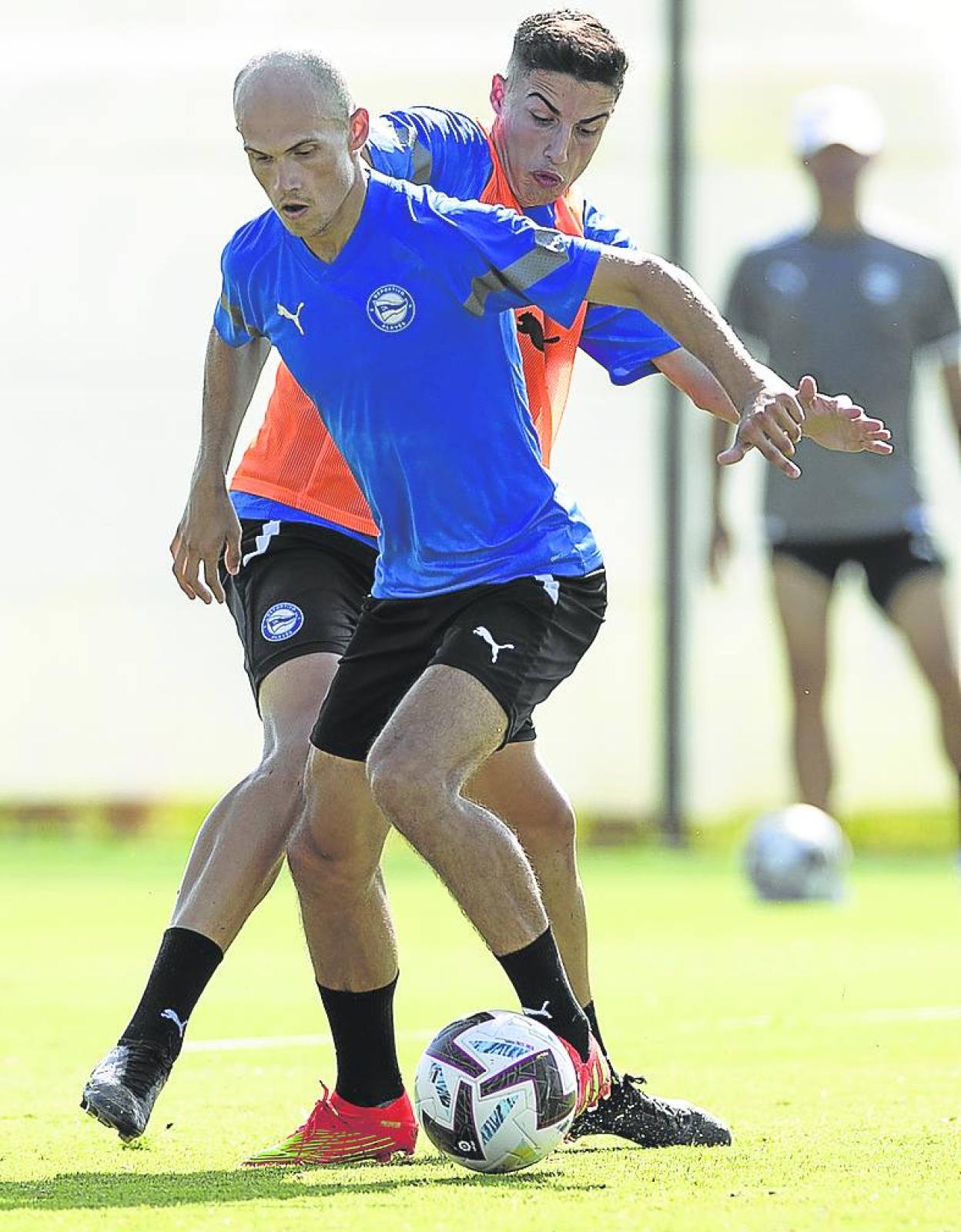 Ropero intenta robarle el balón a Guridi en una sesión. 