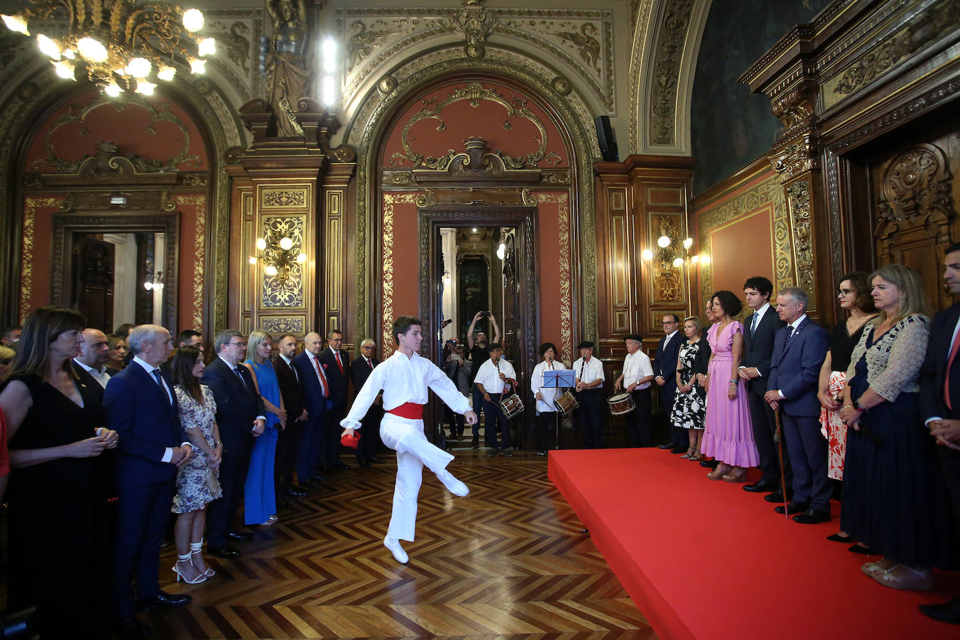 Unai Rementeria observa el aurresku de honor junto al lehendakari, Iñigo Urkullu, y los miembros de su Ejecutivo al completo.