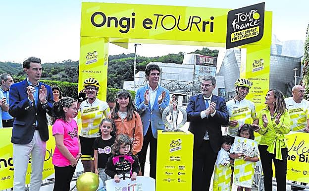 Imagen principal - Juan María Aburto y Unai Rementeria posan con los ultrafondistas que trajeron el trofeo del Tour desde París en el Museo Guggenheim. Arriba, Ziortza Villa y Julián Sanz, con el testigo de la Grande Boucle en los últimos metros de su aventura a su llegada a Bilbao. A la derecha, la corredora se funde en un abrazo en la 'meta' de la villa.