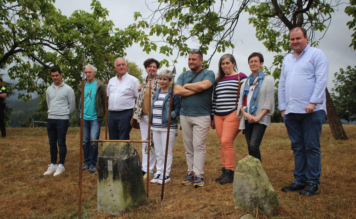 Miembros de las dos corporaciones posan delante del mojón. 