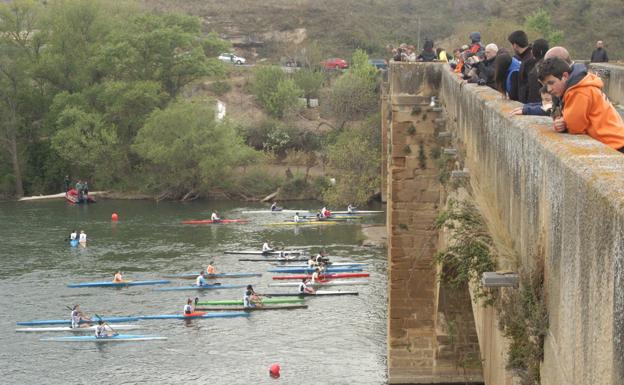 Piragüistas a su paso por San Vicente de la Sonsierra.