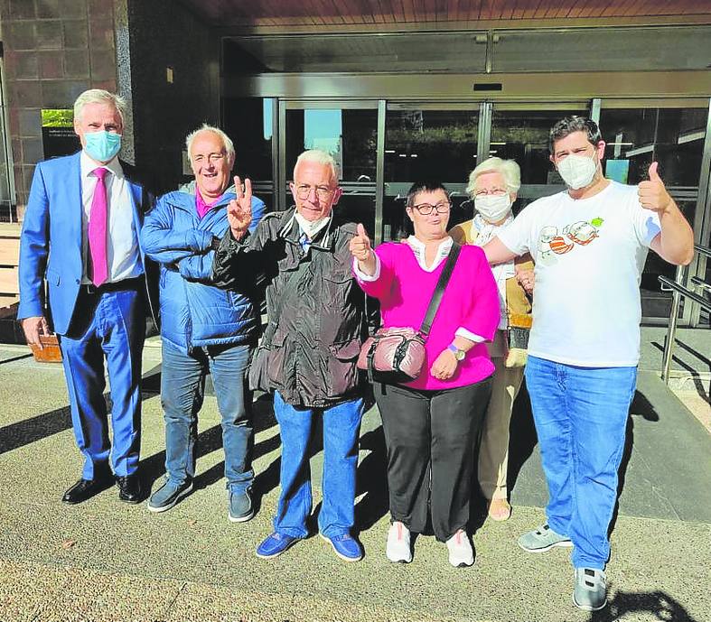 Los residentes y el psicólogo del centro, Iván Llorente. 