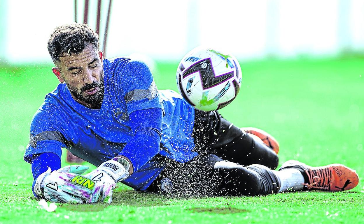 Fernando Pacheco despeja un balón durante un entrenamiento de la pretemporada. 