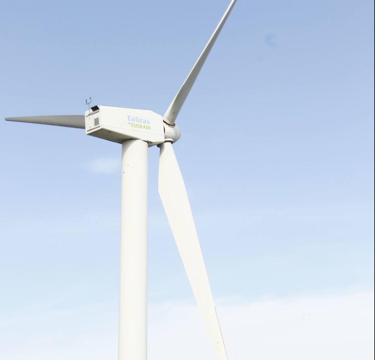 Molino en el parque eólico de Elguea.