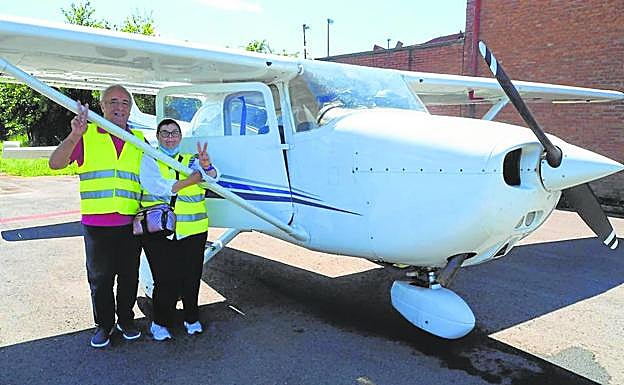 Patxi Sagarna y Vicenta Zahínos celebran su excursión en avioneta en el aeropuerto de Loiu. 
