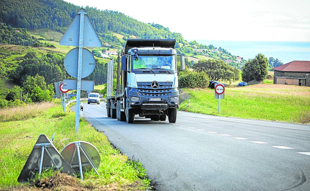 El incremento de camiones y autobuses dificulta la conducción por el alto de Sollube, sobre todo durante el invierno. 