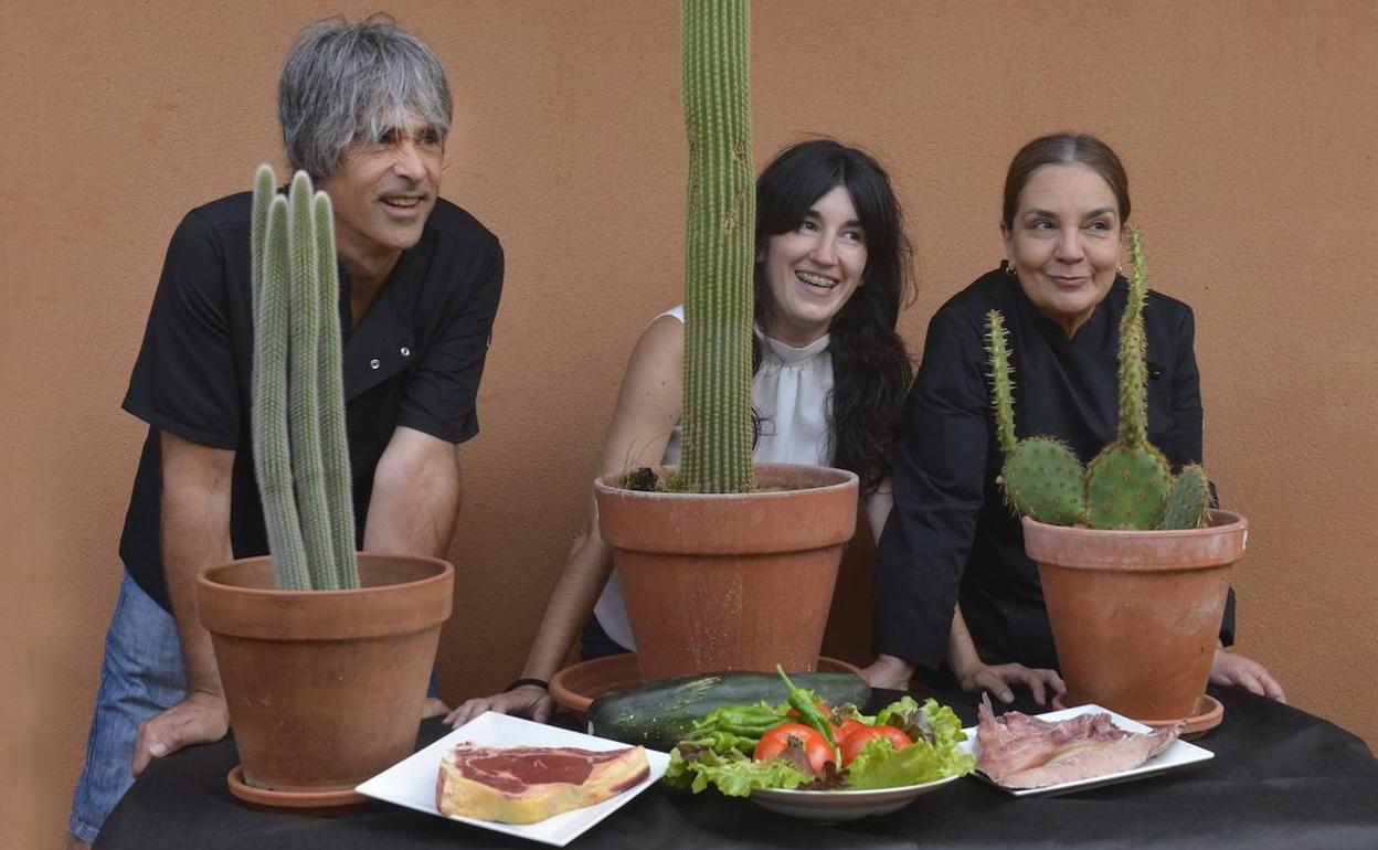 Iraia Lavín, flanqueada por Gorka Bidasolo e Idoia Peñalva.