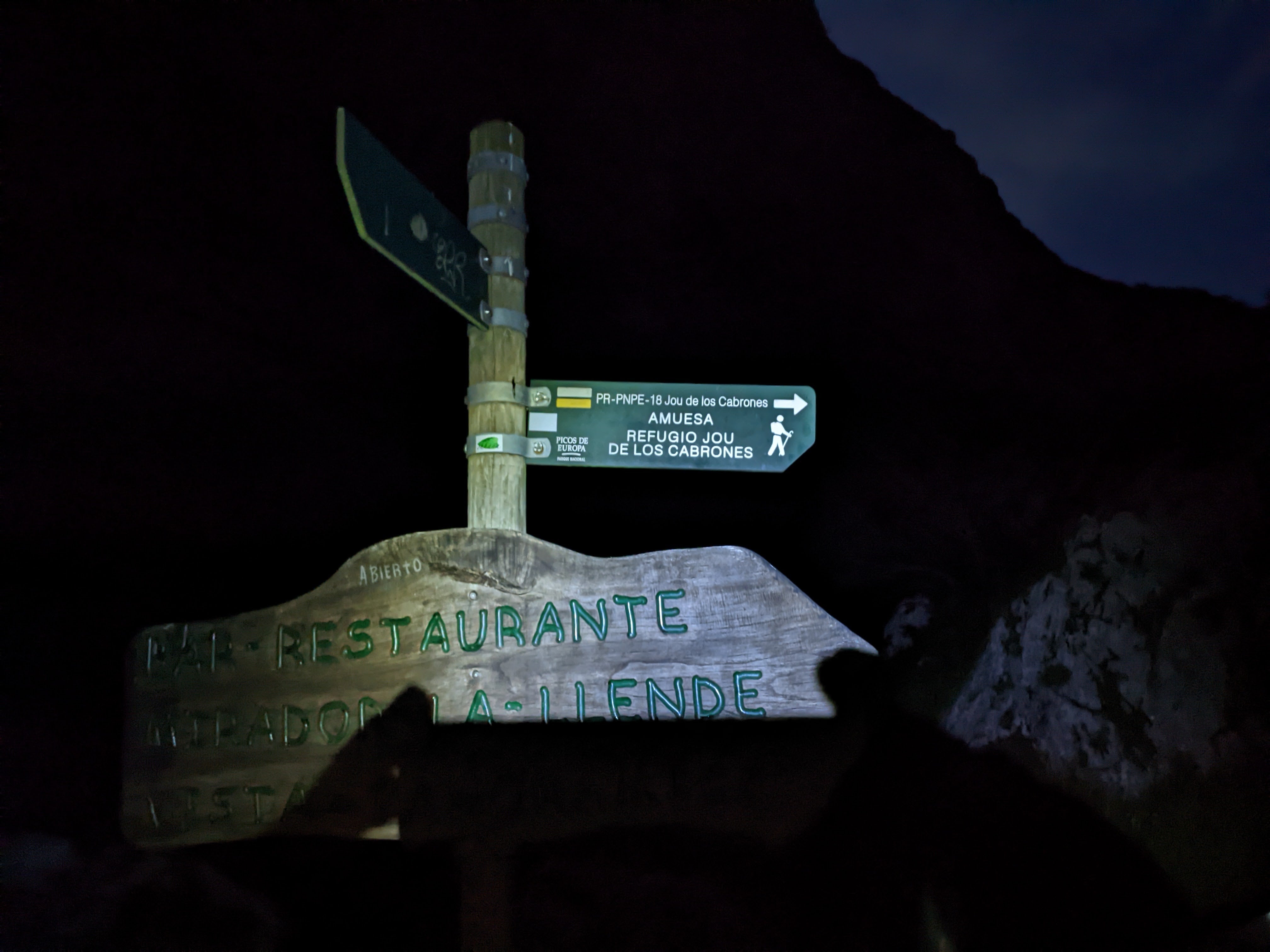 El cartel que indica el camino a seguir.