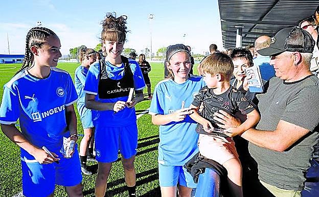 Las futbolistas firmaron al final autógrafos a los seguidores. 