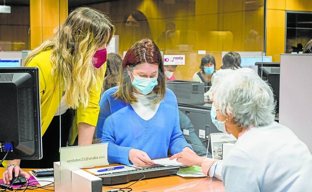 Declaración de la Renta en las oficinas centrales de la Hacienda de Álava. 