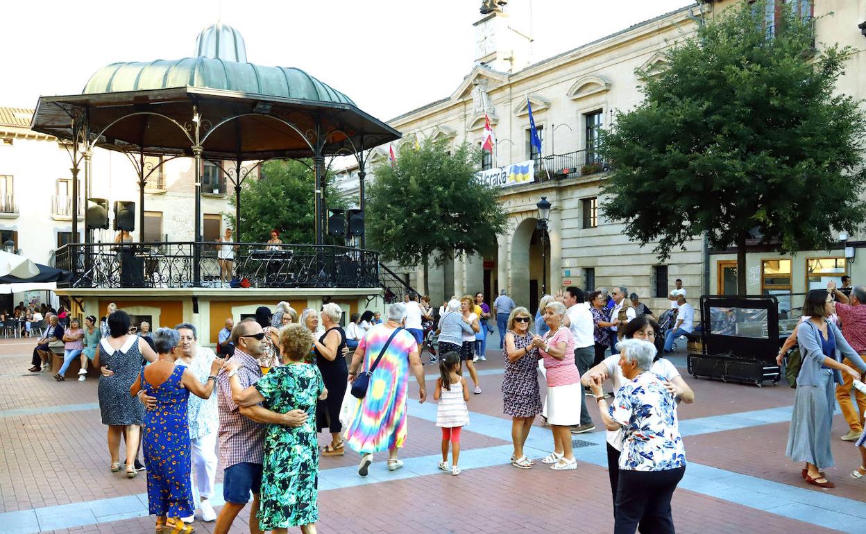 Los bailes de verano congregan a multiditud de personas en la Plaza de España a lo largo del verano, se trata de una actividad muy demandada por los mayores.
