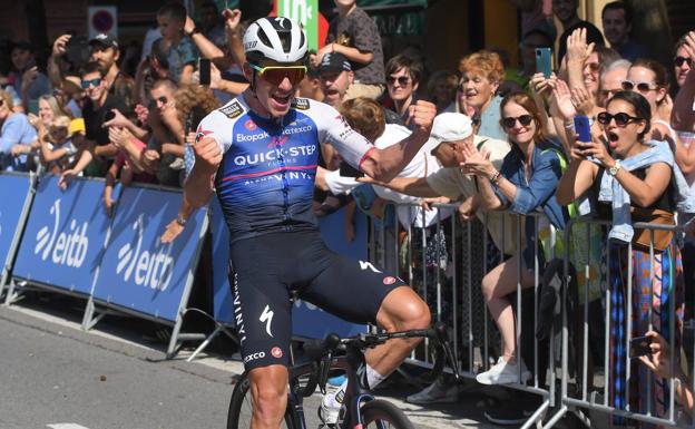 Remco Evenepoel, con los puños en alto tras vencer en la Clásica San Sebastián. 