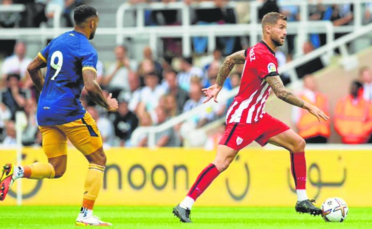 Iñigo Martínez saca la pelota jugada desde su área en presencia de Wilson, autor del primer gol del Newcastle.